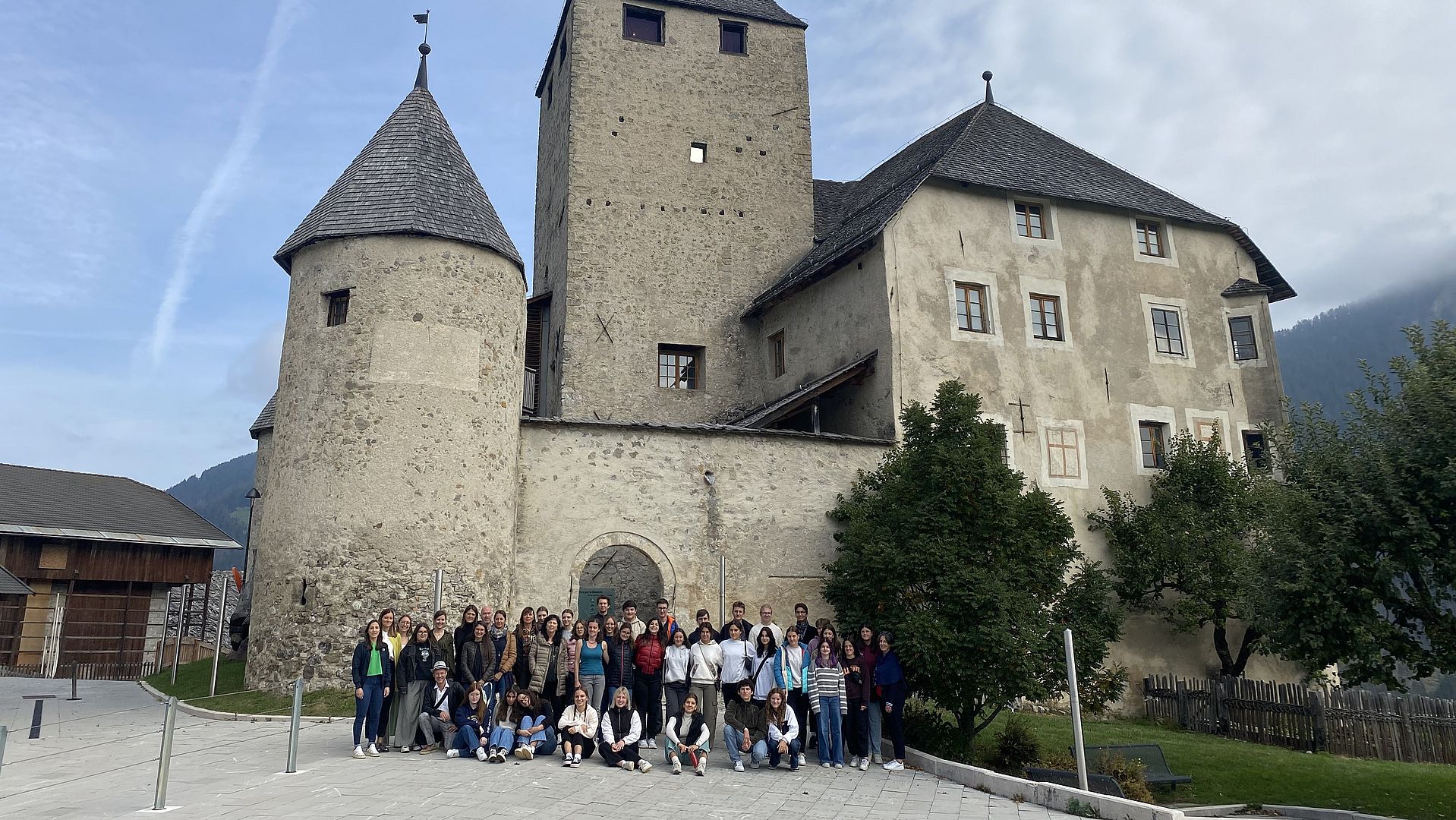 Foto di gruppo dei giovani dell'Euregio davanti al Museo ladino Ciastel de Tor a San Martino in Badia